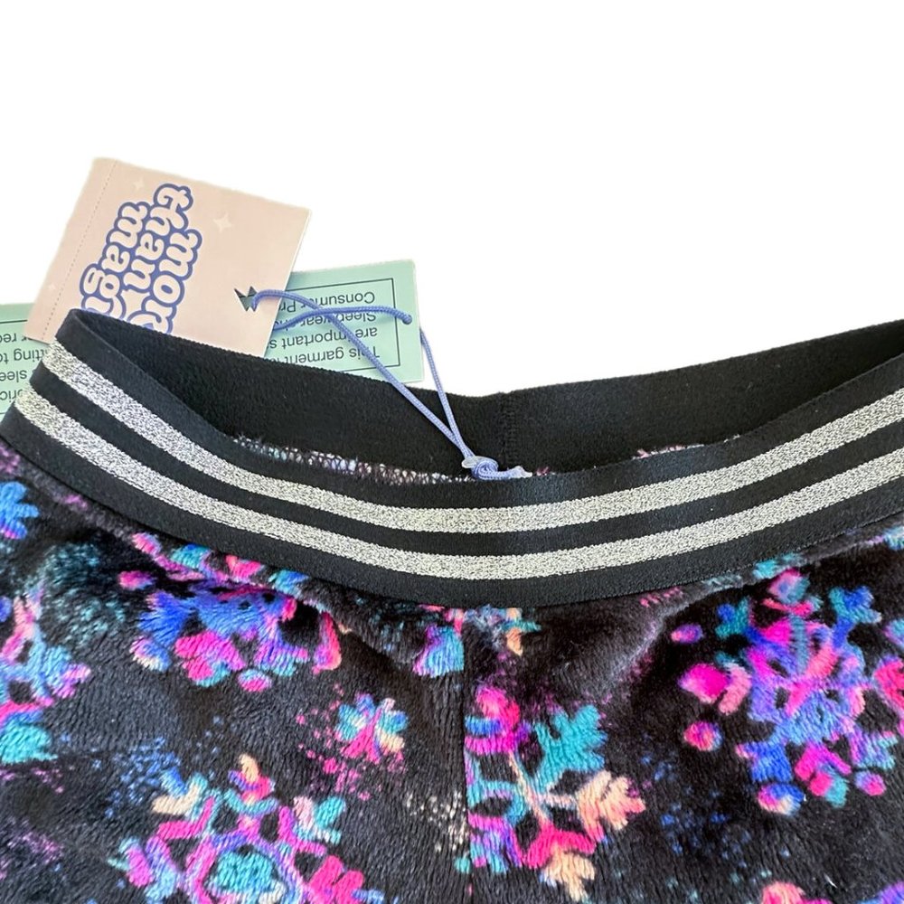 NWT Snowflake Print Fuzzy Pajama Shorts - Girls Size XS (4/5) - More Than Magic - Picture 3 of 3